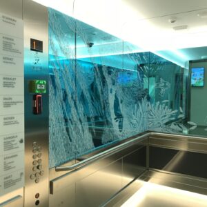 Hitachi 800 Kg Service Elevator